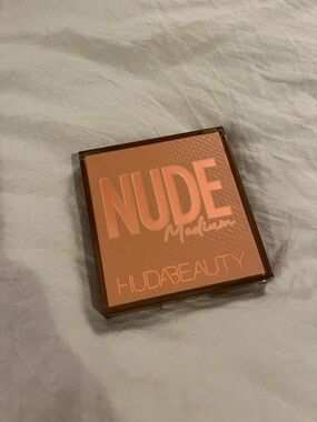 HUDA BEAUTY Medium Nude Obsessions Eye Shadow Palette